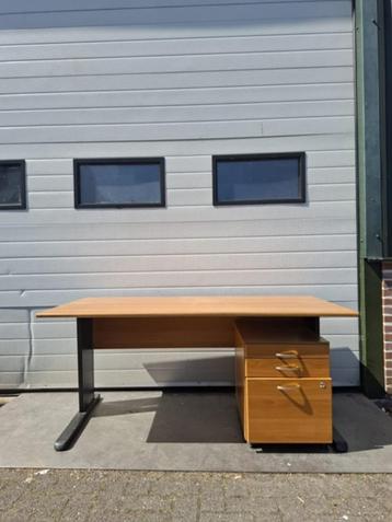 Bureau met ladenblok beschikbaar voor biedingen