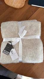 Beige Return to Sender plaid lekker zacht handgemaakt NIEUW!, Huis en Inrichting, Woonaccessoires | Plaids en Woondekens, Ophalen of Verzenden
