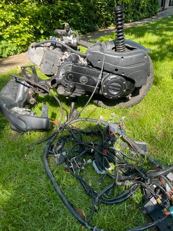 Piaggio zip iget blok + subframe, benzine tank en kabelboom  beschikbaar voor biedingen