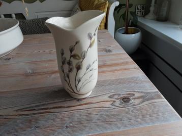 Leuke oude bloemenvaas met bloemmotief van Gouda Holland.  beschikbaar voor biedingen