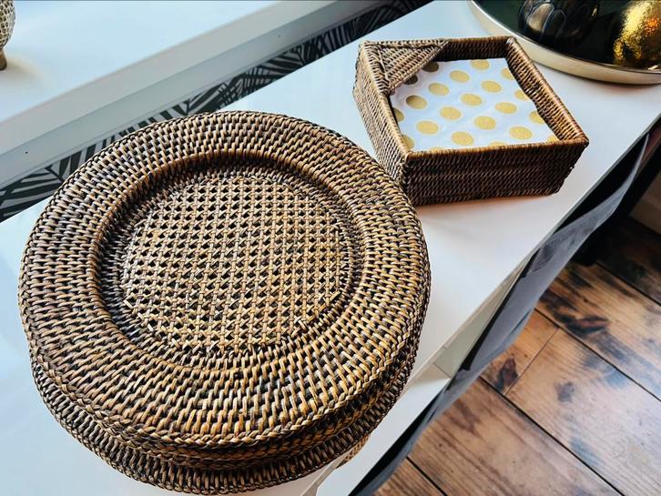 Set rieten onderzetters en servethouder,, Huis en Inrichting, Woonaccessoires | Onderzetters, Zo goed als nieuw, Bord, Ophalen