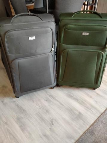 NOG REISJE MAKEN? 2 KOFFERS merk Royalty Rolls met 4wielen beschikbaar voor biedingen