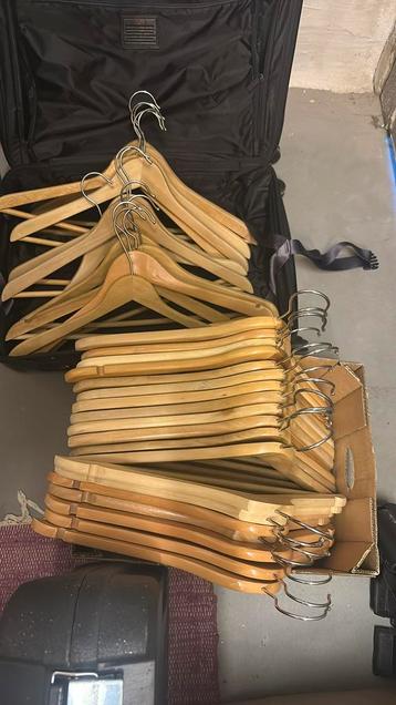 Houten kledinghangers  x30 beschikbaar voor biedingen