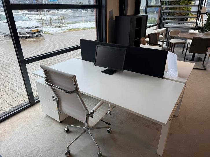 bureau, duo bureau instelbaar, wit blad met wit onderstel, Huis en Inrichting, Bureaus, Gebruikt, In hoogte verstelbaar, Ophalen of Verzenden