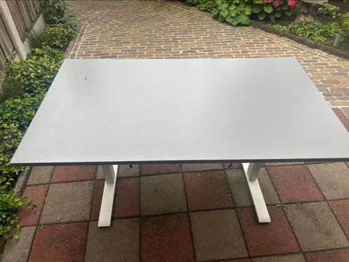 Elektrisch zit-sta bureau, Huis en Inrichting, Bureaus, Gebruikt, Stabureau, Elektrisch, In hoogte verstelbaar, Ophalen