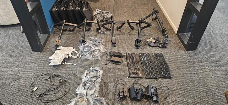 Partij computer toebehoren, beeldschermen, kabels etc., Computers en Software, Overige Computers en Software, Zo goed als nieuw