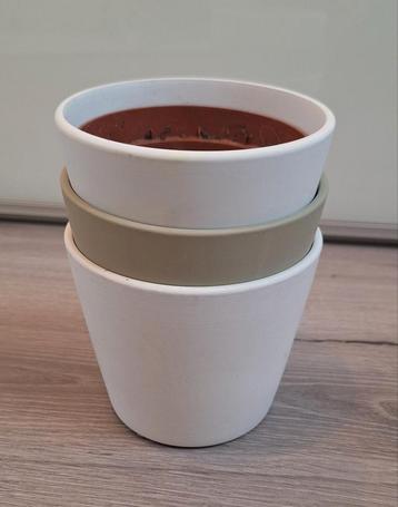 3 Terracotta bloempotten. 2x wit 1x groen beschikbaar voor biedingen