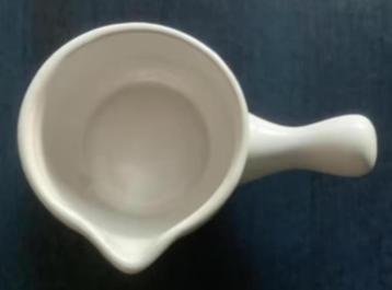 Sauskom, kommetje saus, schenkkommetje met steel aardewerk beschikbaar voor biedingen