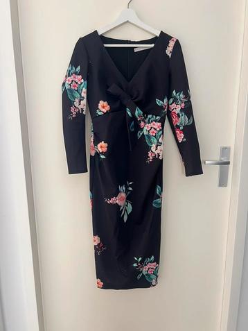 Zo goed als nieuwe zwarte zwangerschapsjurk met bloemen beschikbaar voor biedingen