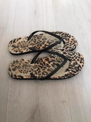 Panterprint teenslippers beschikbaar voor biedingen