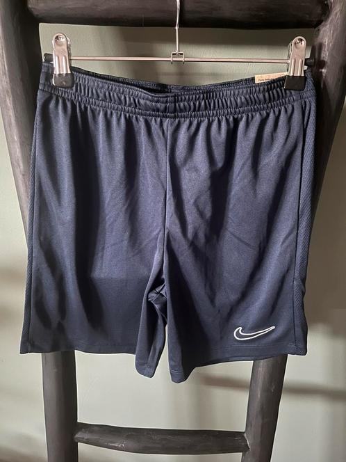 Nike sportbroekje 140 donkerblauw voetbalbroekje shorts navy, Kinderen en Baby's, Kinderkleding | Maat 140, Nieuw, Jongen of Meisje