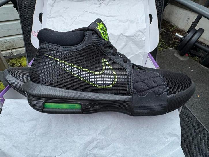 Nieuwe Lebron Witness VIII - Maat 43, Kleding | Heren, Schoenen, Nieuw, Sneakers of Gympen, Zwart, Ophalen of Verzenden
