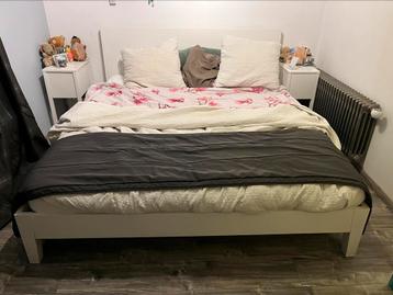 Bed+2 nachtkastjes 