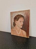 Vrouwelijk portret op paneel met parelketting, Antiek en Kunst, Ophalen of Verzenden