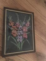 Oud lijstje met geborduurde bloemen, Minder dan 50 cm, Schilderij, Gebruikt, Ophalen of Verzenden