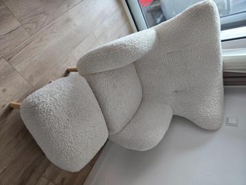 Fauteuil en poef beige beschikbaar voor biedingen
