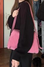 Trendy pink suede bag, Sieraden, Tassen en Uiterlijk, Tassen | Damestassen, Ophalen of Verzenden, Nieuw, Roze, Schoudertasje