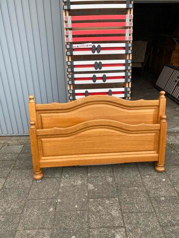 Licht eiken bed beschikbaar voor biedingen