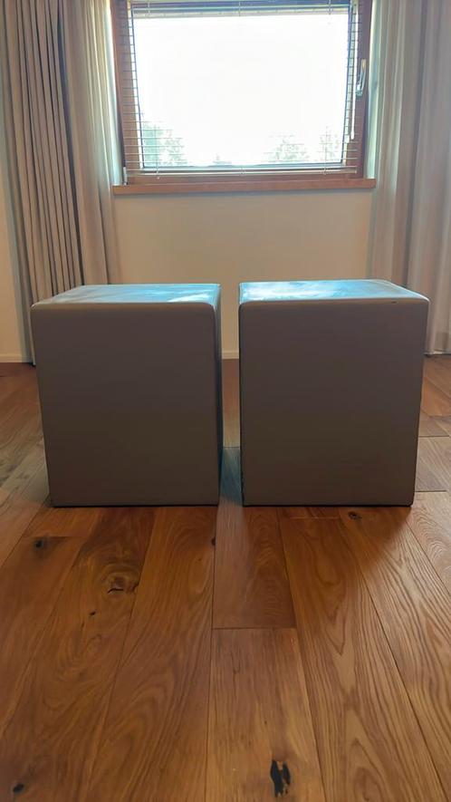 2 hockers/nachtkastjes/poefjes taupe kunstleer, Huis en Inrichting, Slaapkamer | Nachtkastjes, Gebruikt, Minder dan 55 cm, Minder dan 45 cm