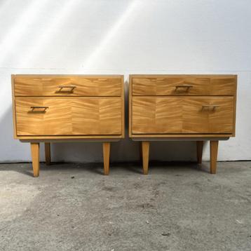 2x vintage houten (fineer) nachtkastjes met lade en klep beschikbaar voor biedingen