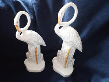 Twee witte flamingo's van porselein, gemerkt beschikbaar voor biedingen