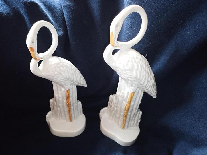 Twee witte flamingo's van porselein, gemerkt, Antiek en Kunst, Antiek | Keramiek en Aardewerk, Ophalen of Verzenden