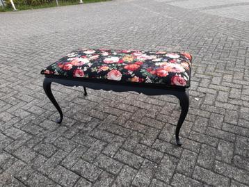 Mooie poef hocker opnieuw gestoffeerd  beschikbaar voor biedingen