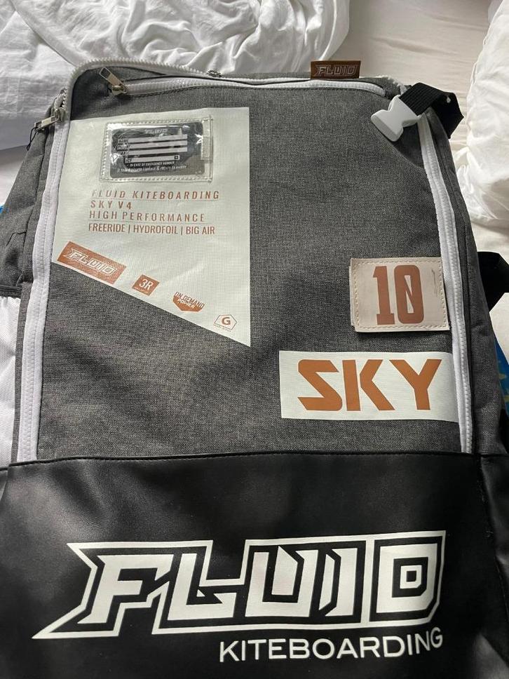 Kite Fluid Sky v4 - 10 (2022), Watersport en Boten, Kitesurfen, Zo goed als nieuw, Kite, 10 m², Geen board, Ophalen