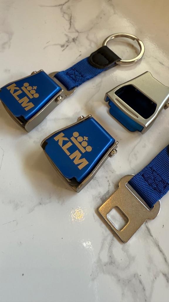 KLM sleutelhanger als een mini vliegtuiggordel / gesp, Verzamelen, Luchtvaart en Vliegtuigspotten, Nieuw, Overige typen, Verzenden