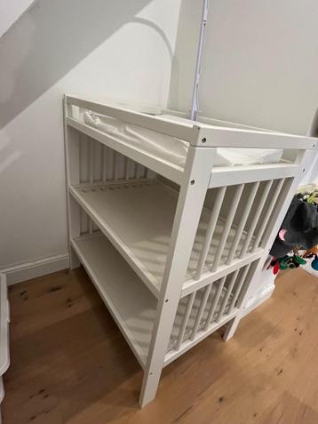 Gratis af te halen: Box + verschoontafel