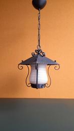 Vintage hanglamp, lantaarntje, smeedijzer en gestreept glas, Huis en Inrichting, Lampen | Hanglampen, Vintage, Ophalen of Verzenden