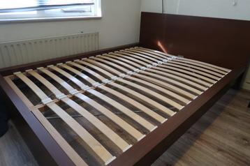 Gratis tweepersoons bedframe met lattenbodem beschikbaar voor biedingen