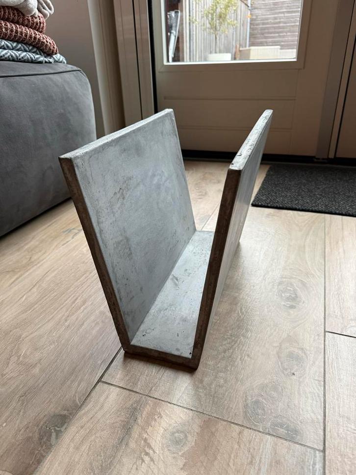 Betonnen Boeken/Folder Houder kramtembak - Strak Design, Huis en Inrichting, Woonaccessoires | Krantenbakken en Lectuurbakken