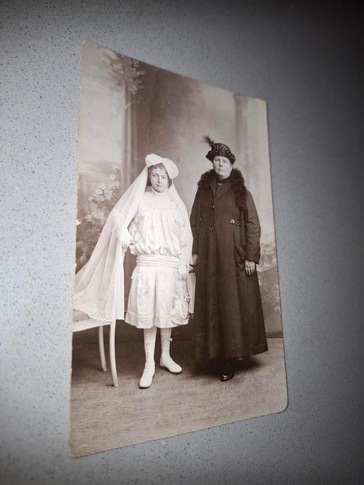 Oude communiefoto met dame, Verzamelen, Foto's en Prenten, Gebruikt, Foto, Kind, Voor 1940, Ophalen of Verzenden