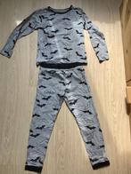 mooie grijze pyjama met vleermuizen maat 134 Nachwacht, Ophalen of Verzenden, Zo goed als nieuw, Jongen, Nacht- of Onderkleding