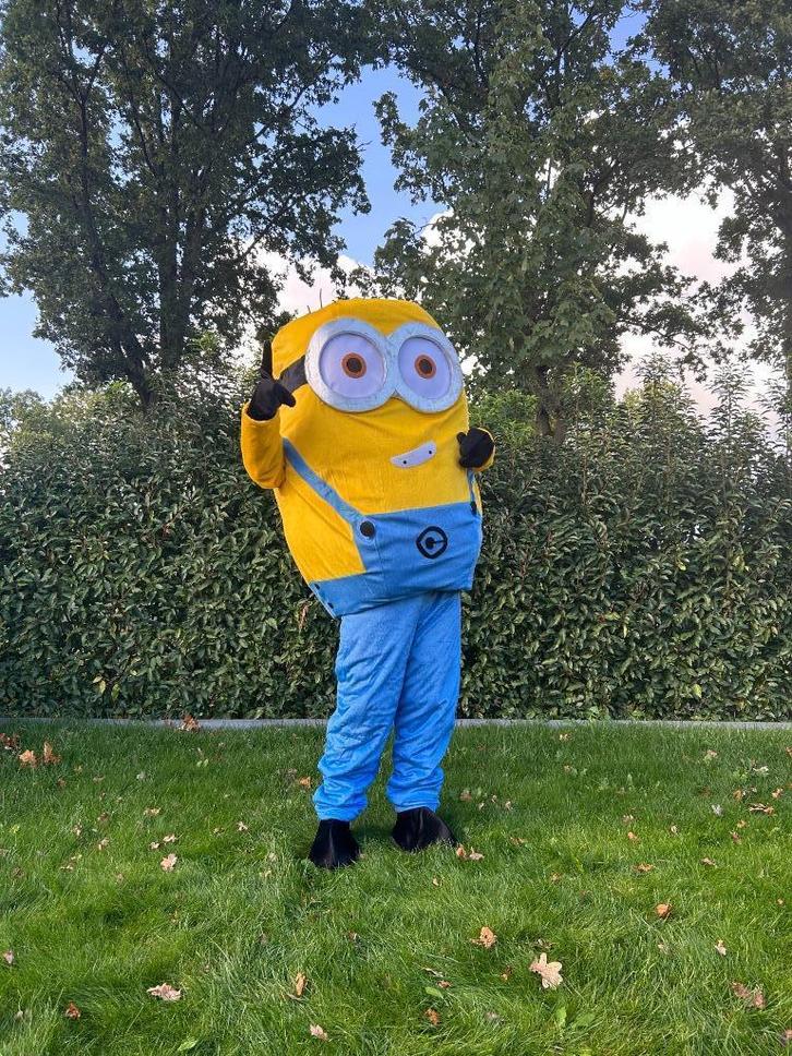 Te Huur: Minion-Kostuum, Mascotte, Verkleedkleding, Hobby en Vrije tijd, Feestartikelen | Verhuur, Zo goed als nieuw, Overige