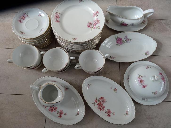 Kahla servies met rozé roosjes goud geschulpt randje, Antiek en Kunst, Antiek | Servies los, Ophalen