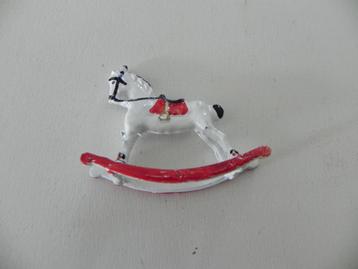 Miniatuur metalen hobbelpaardje beschikbaar voor biedingen