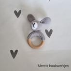 Handgemaakte rammelaar konijn op bijtring, Ophalen of Verzenden, Nieuw, Kraamcadeau