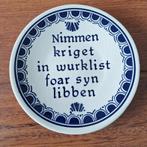 Delfts blauw bordje 19,5 cm Friese spreuk 'Nimmen kriget', Antiek en Kunst, Ophalen of Verzenden