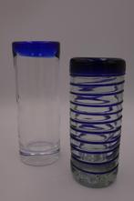 Twee kleine glazen vaasjes met blauwe randen en kringels, Minder dan 50 cm, Glas, Blauw, Gebruikt