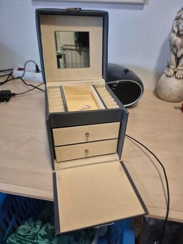 sierraden kistje grijs met spiegeltje en sleutel beautycase beschikbaar voor biedingen