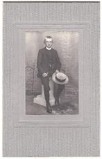 Kabinetfoto Kind Jongen Hoed - Foto Van den Anker Zaltbommel, Gebruikt, Foto, Ophalen of Verzenden, Voor 1940