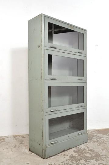 Oude stalen boekenkast kast kleppenkast UNIEK beschikbaar voor biedingen