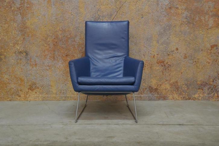 ZGANieuw! blauwe leren Label Don fauteuil + evt hocker!, Huis en Inrichting, Fauteuils, Zo goed als nieuw, Leer, Metaal, 50 tot 75 cm