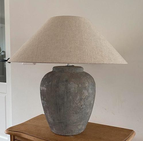 Mooie Brynxz kruiklamp grijs betonlook voet beige kap nieuw, Huis en Inrichting, Lampen | Tafellampen, Nieuw, 50 tot 75 cm, Overige materialen