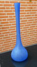 grote glazen blauwe flesvaas (+/- 60 cm hoog), Huis en Inrichting, Woonaccessoires | Vazen, Ophalen, Gebruikt, 50 tot 75 cm, Blauw