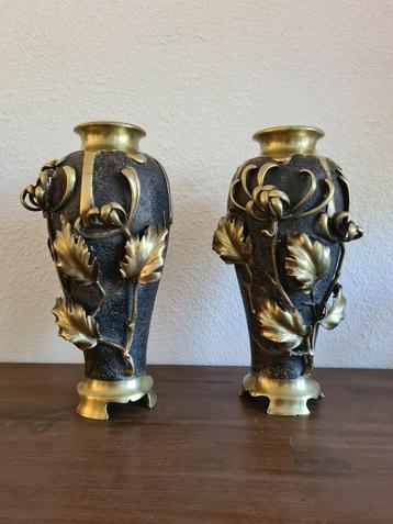 2x antieke zwarte vazen brons met blad versiering,1900 Japan beschikbaar voor biedingen