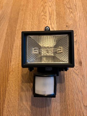Schijnwerper / buitenlamp halogeen met bewegingssensor beschikbaar voor biedingen