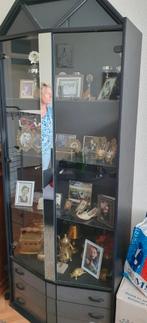 Zwarte glazen vitrinekast met lades, Huis en Inrichting, Kasten | Vitrinekasten, Ophalen, Gebruikt, 50 tot 100 cm, Glas